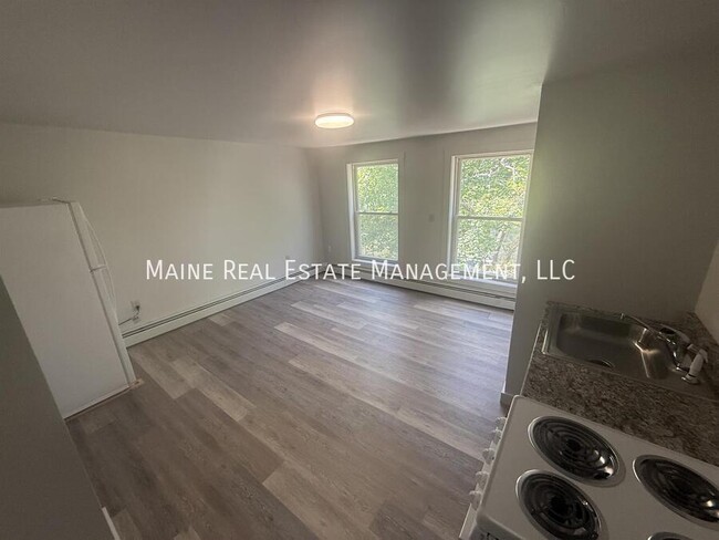 76 Court St in Bangor, ME - Building Photo - Building Photo