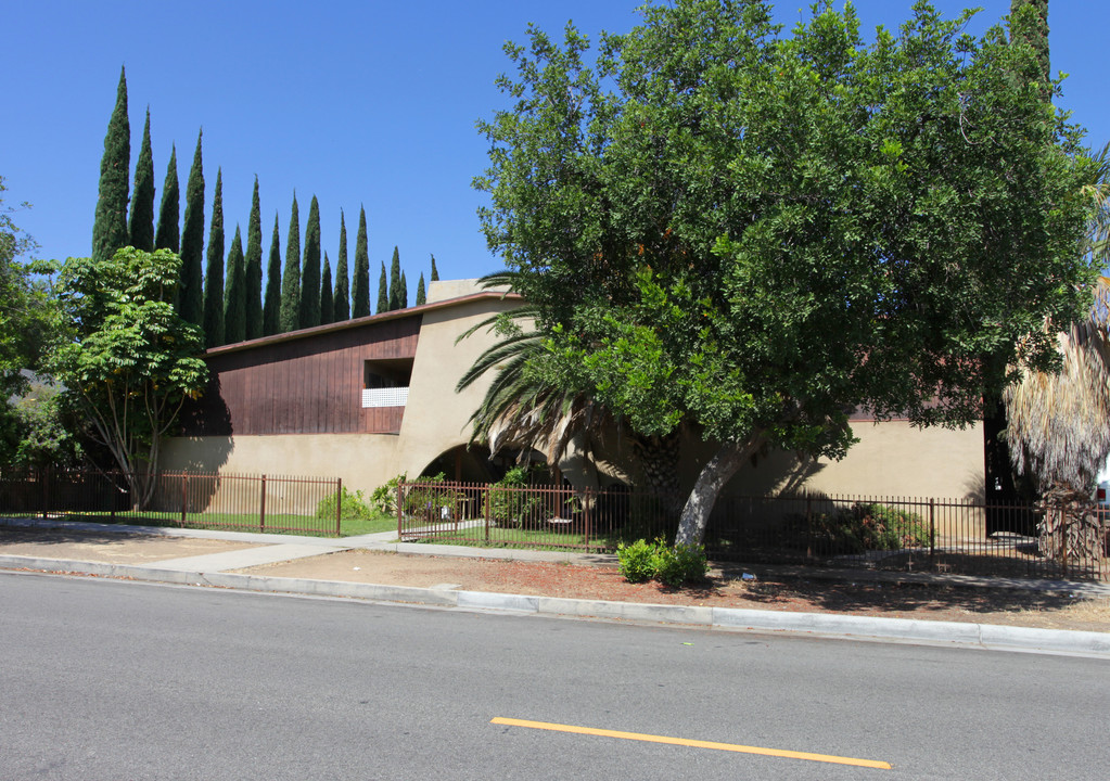 720 N Victoria Ave in Corona, CA - Foto de edificio