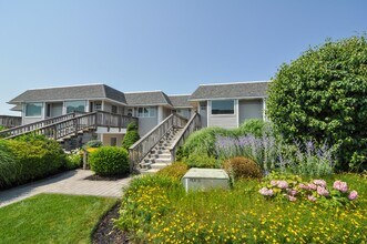 806 Bluffs Dr N in Calverton, NY - Building Photo - Building Photo