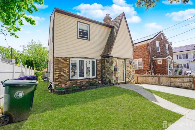 371 Alpine St in Perth Amboy, NJ - Building Photo - Building Photo