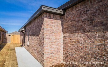 2010 102nd St in Lubbock, TX - Building Photo - Building Photo
