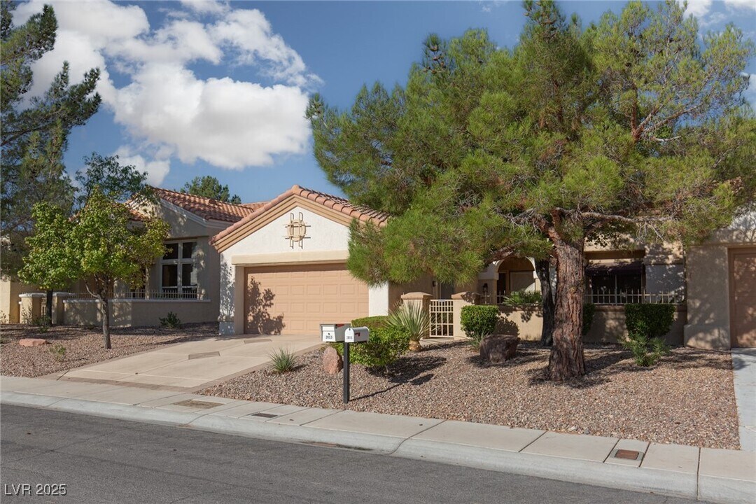 2013 Capestone St in Las Vegas, NV - Foto de edificio