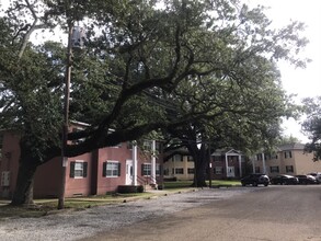 Les Chenes in Baton Rouge, LA - Foto de edificio - Building Photo