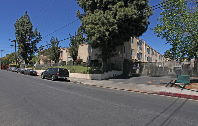 Mountain View Manor Apartments in Sylmar, CA - Building Photo - Building Photo