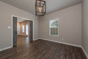 Available August 2026! GORGEOUS 5/5.5 HOUS in College Station, TX - Building Photo