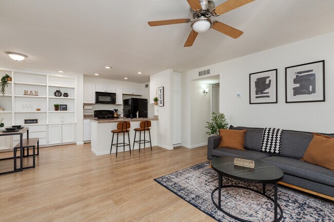 8055 E Thomas Rd, Unit Scottsdale Condo in Scottsdale, AZ - Building Photo - Building Photo