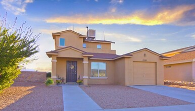 Desert Breeze Apartments in El Paso, TX - Building Photo - Building Photo