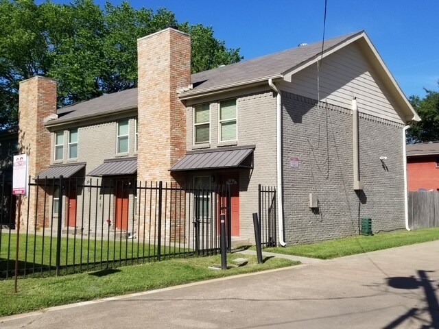 618 S Rogers Rd in Irving, TX - Building Photo