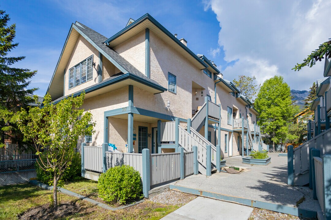 319A Marten St in Banff, AB - Building Photo