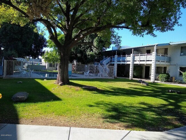 721 E Montebello Ave-Unit -206 in Phoenix, AZ - Building Photo - Building Photo