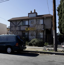 6651 Etiwanda Ave in Reseda, CA - Building Photo - Building Photo