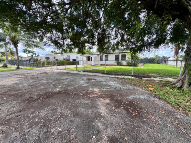 602 E 50th St in Hialeah, FL - Building Photo - Building Photo