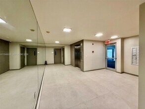 1605 Bay Rd, Unit 407 in Miami Beach, FL - Foto de edificio - Building Photo