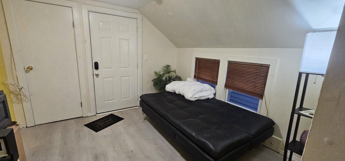 6 4th Ave, Unit #3 Rear apartment in Rensselaer, NY - Building Photo