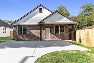 108 N Oneal St in Caldwell, TX - Foto de edificio - Building Photo