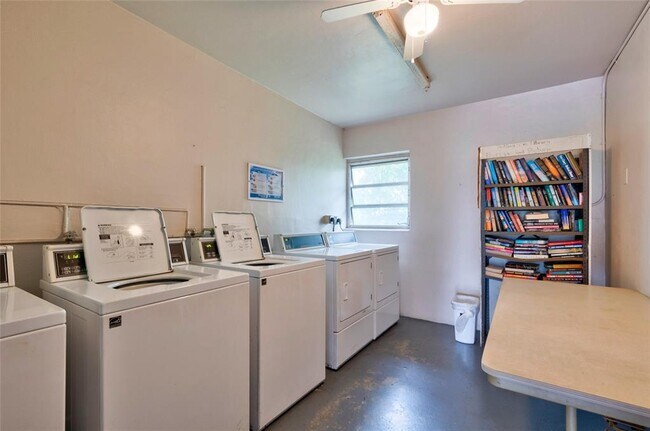 2800 N Palm Aire Dr, Unit 401 in Pompano Beach, FL - Building Photo - Building Photo