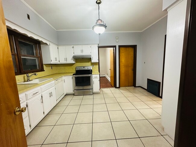 127 Knapp Ave, Unit 2 in Clifton, NJ - Building Photo - Building Photo