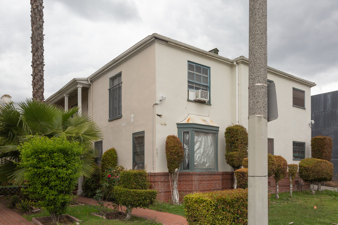 701 Crenshaw Blvd in Los Angeles, CA - Building Photo