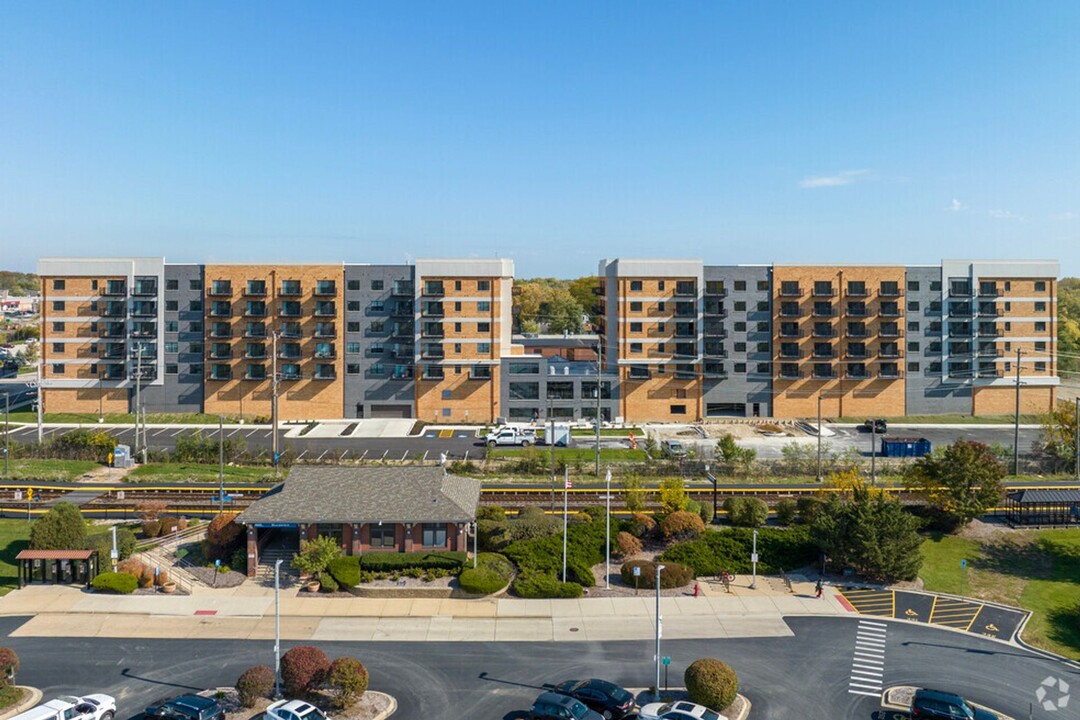 Cardinal Square - Building D2 in Mundelein, IL - Foto de edificio