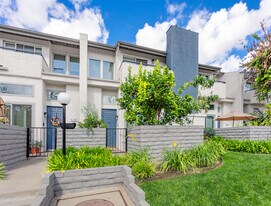 5353 Corteen Plz in Valley Village, CA - Building Photo