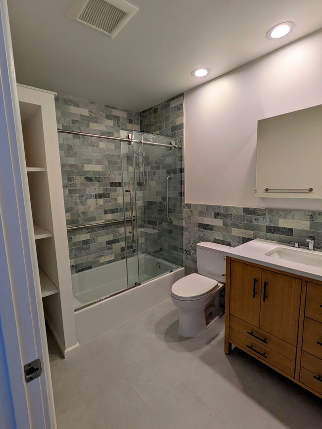 2134 Waverly Pl N, Unit 201 in Seattle, WA - Foto de edificio - Building Photo