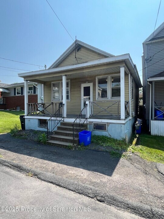 525 E Lackawanna Ave in Olyphant, PA - Building Photo