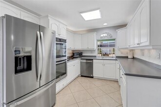 1145 Jardin Dr in Naples, FL - Foto de edificio - Building Photo