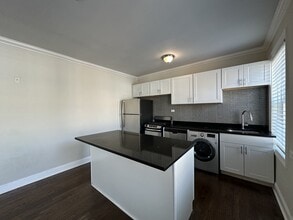 918 Green Bay Rd in Winnetka, IL - Building Photo - Building Photo
