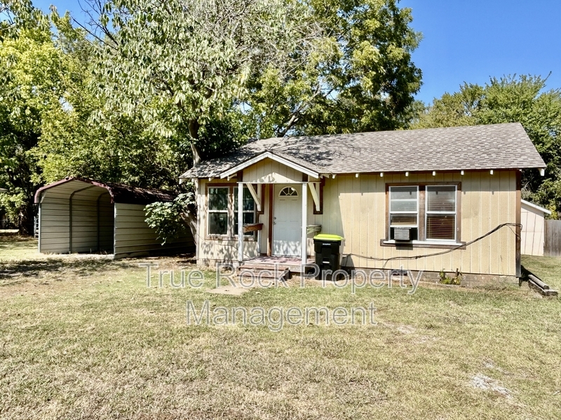 714 W 13th in Ada, OK - Foto de edificio