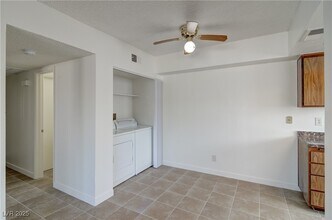 566 Roxella Ln in Las Vegas, NV - Building Photo - Building Photo