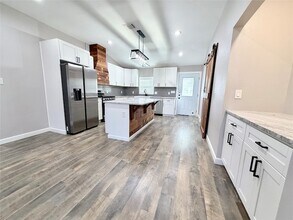 710 N Rusk St in Weatherford, TX - Foto de edificio - Building Photo