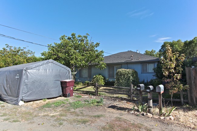 572-574 Oak St in El Verano, CA - Building Photo - Building Photo