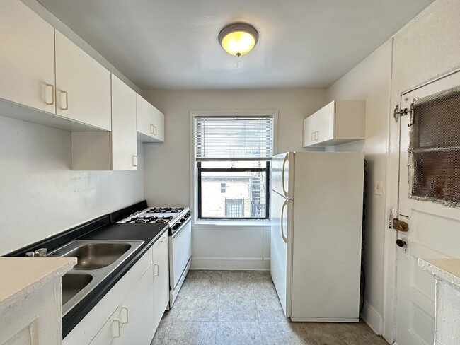 2338 N Spaulding Ave in Chicago, IL - Foto de edificio - Building Photo