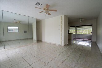 2702 NW 51st Pl in Fort Lauderdale, FL - Foto de edificio - Building Photo