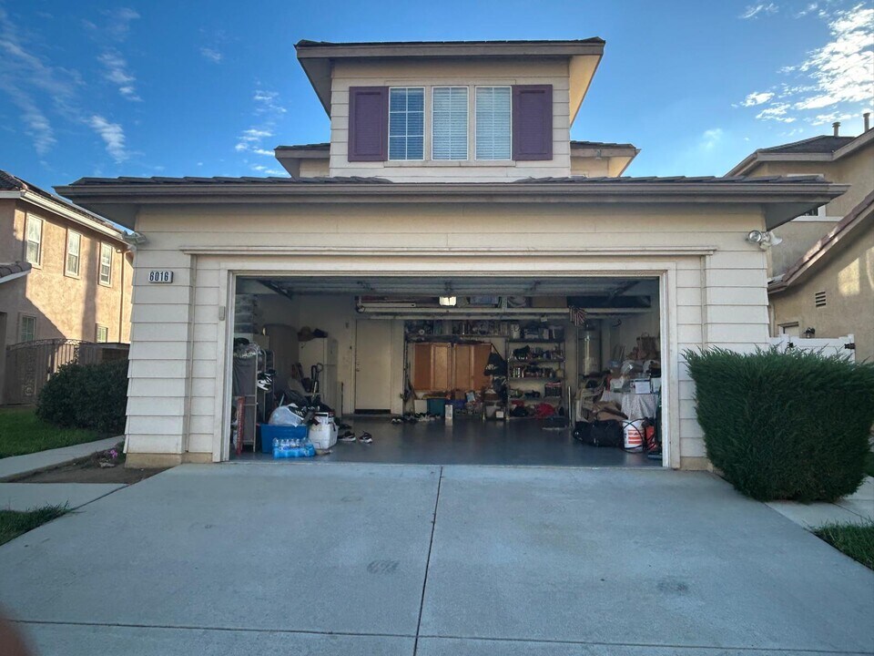 6016 Sunflower St in Simi Valley, CA - Foto de edificio