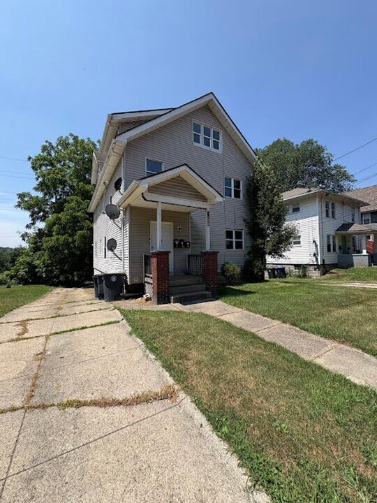 1288 Pondview Ave in Akron, OH - Building Photo