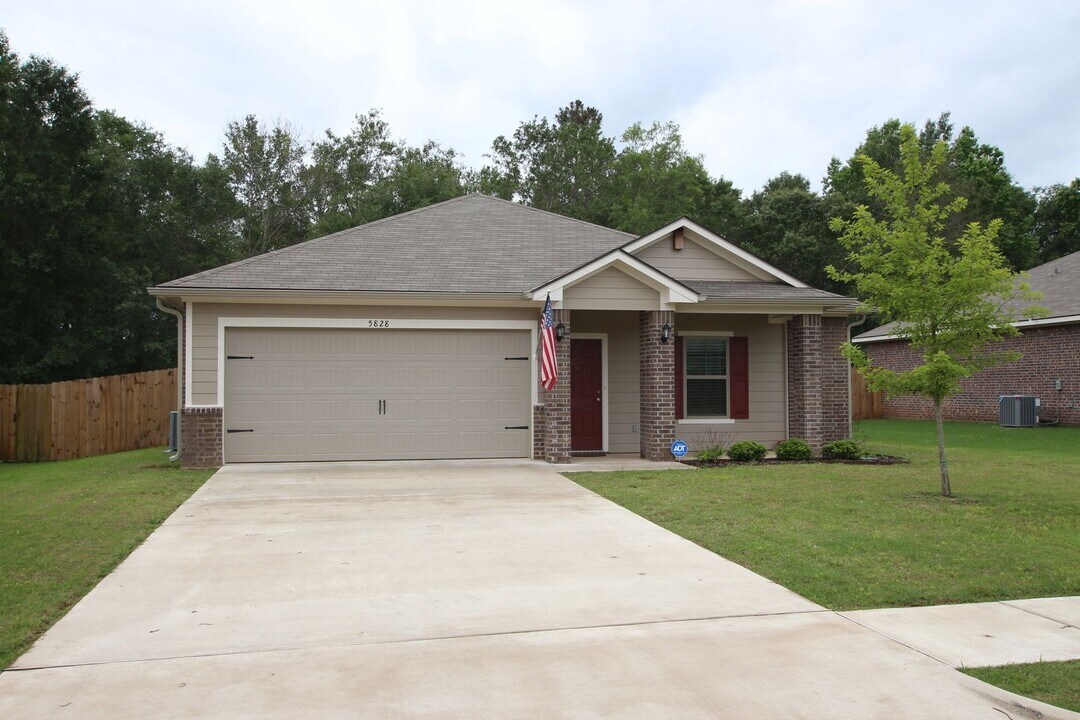 5828 Deauville Street in Tyler, TX - Building Photo