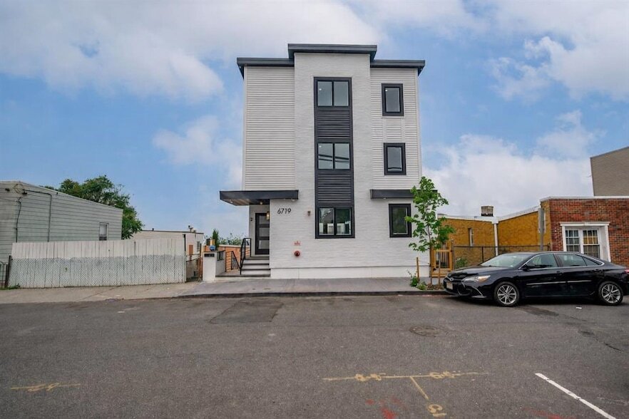6719 Meadowview Ave in North Bergen, NJ - Building Photo