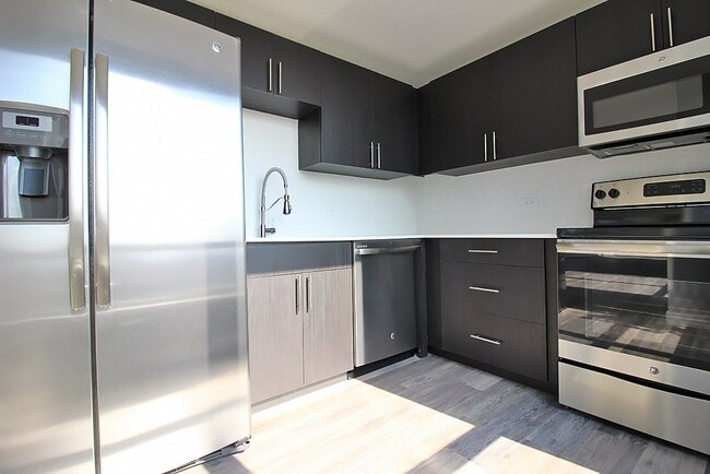 property at 2 E Delaware Pl