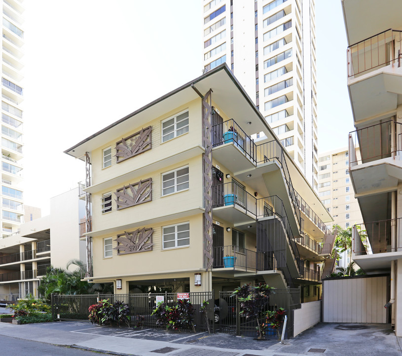 Waikiki Palms Apartments in Honolulu, HI - Building Photo