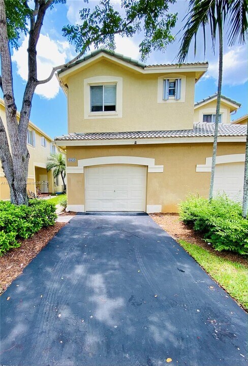 2433 Pasadena Way in Weston, FL - Building Photo