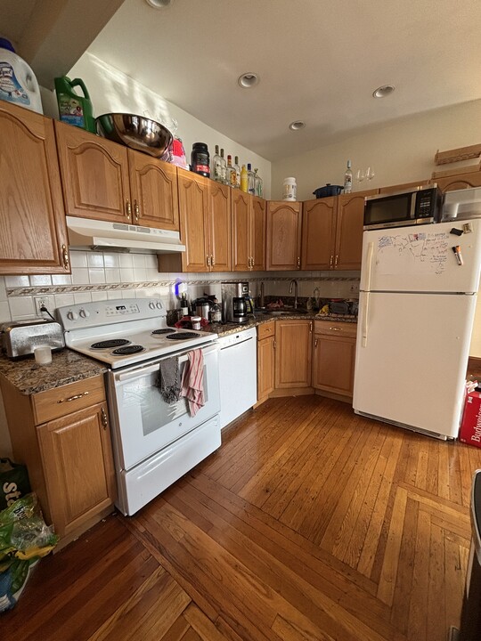 26 Gibbs St, Unit 4 in Brookline, MA - Building Photo