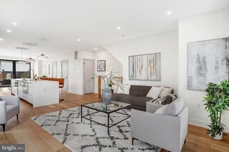 1023 Irving St NW, Unit 2 in Washington, DC - Building Photo - Building Photo