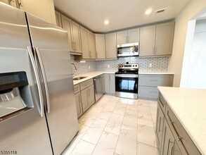 466 Pompton Ave in Cedar Grove, NJ - Building Photo - Building Photo
