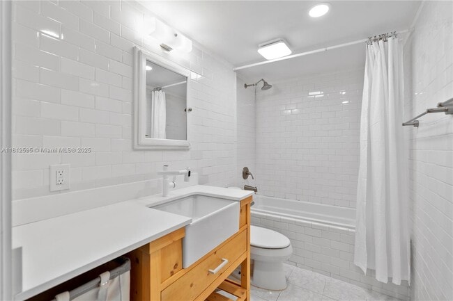 6886 N Kendall Dr in Pinecrest, FL - Foto de edificio - Building Photo