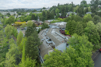 7930 79th Ave SE in Mercer Island, WA - Building Photo - Building Photo