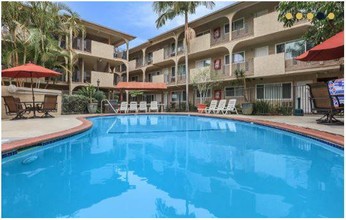 Coast Apartments in Costa Mesa, CA - Foto de edificio - Building Photo