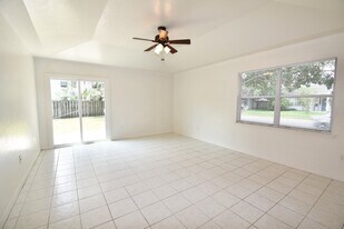2527 NW 37th Pl in Gainesville, FL - Building Photo