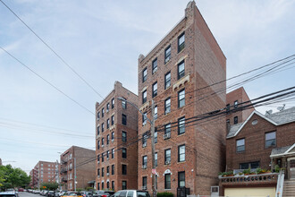 42-29 Judge Street in Flushing, NY - Foto de edificio - Building Photo