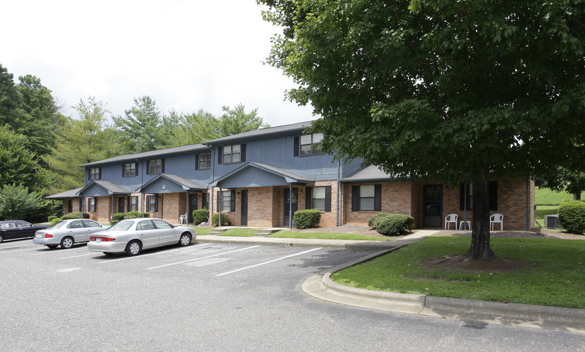 Kingswood Apartments in Kings Mountain, NC - Building Photo